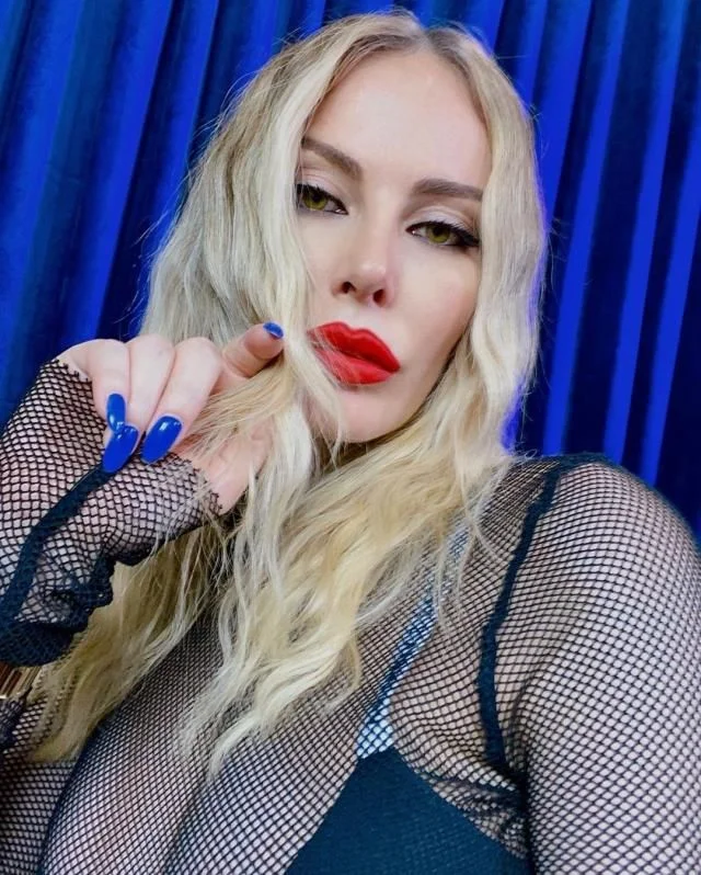 Geleceğin Seda Sayan'ı olacak! Hande Sarıoğlu'nun "Temel İçgüdü" pozu bakanları eritti!