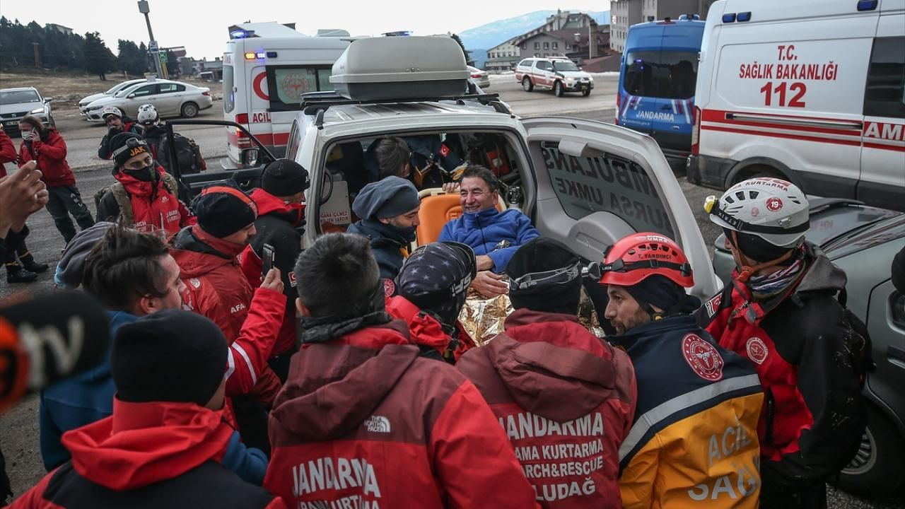 Eksi 10 derecede kardan barınak yapıp kıyafetlerini yakarak ısındılar! Amatör dağcılar bulundu...