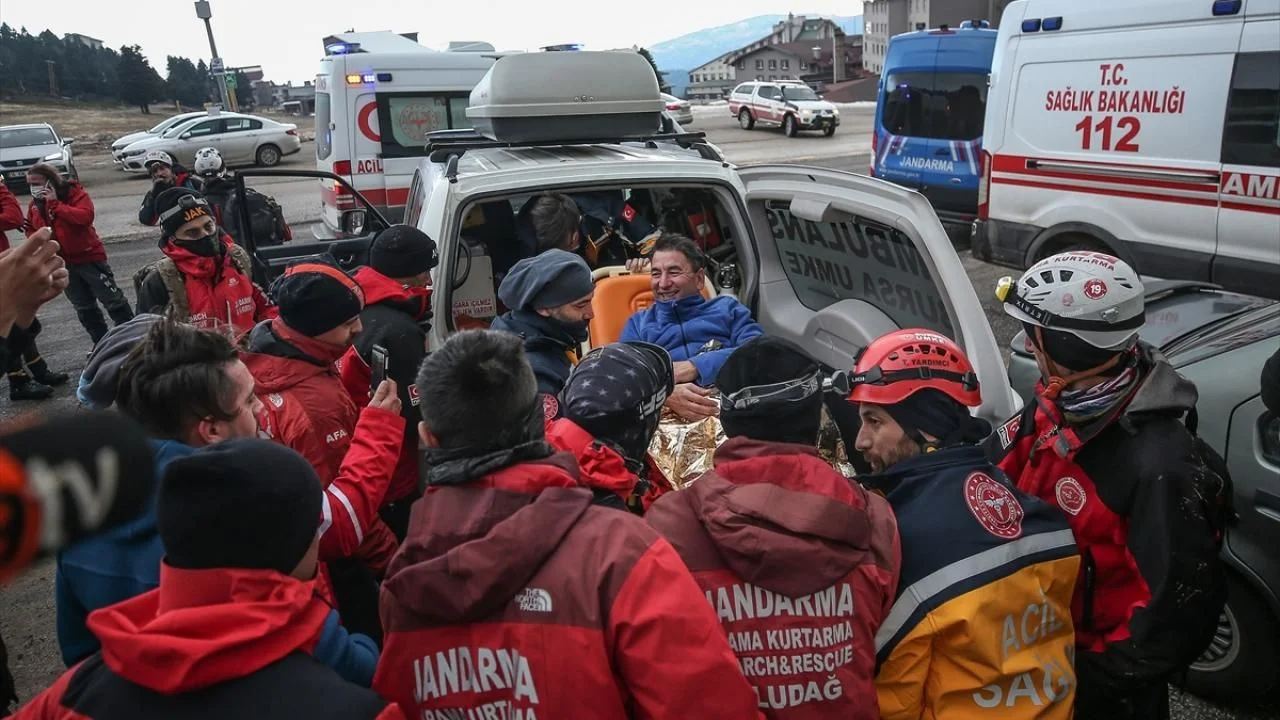 Eksi 10 derecede kardan barınak yapıp kıyafetlerini yakarak ısındılar! Amatör dağcılar bulundu...