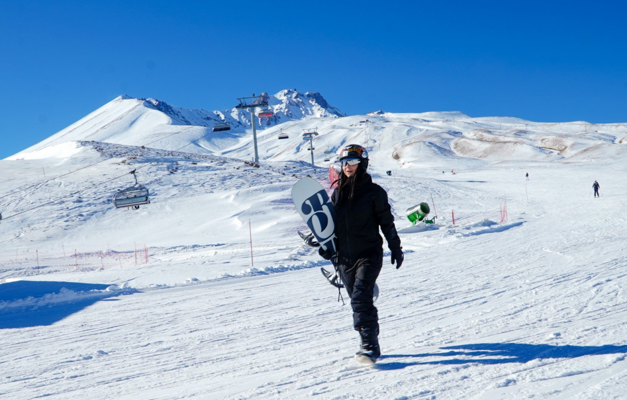 Dünyaca ünlü şarkıcı Inna, Erciyes'te kayak keyfi yaptı