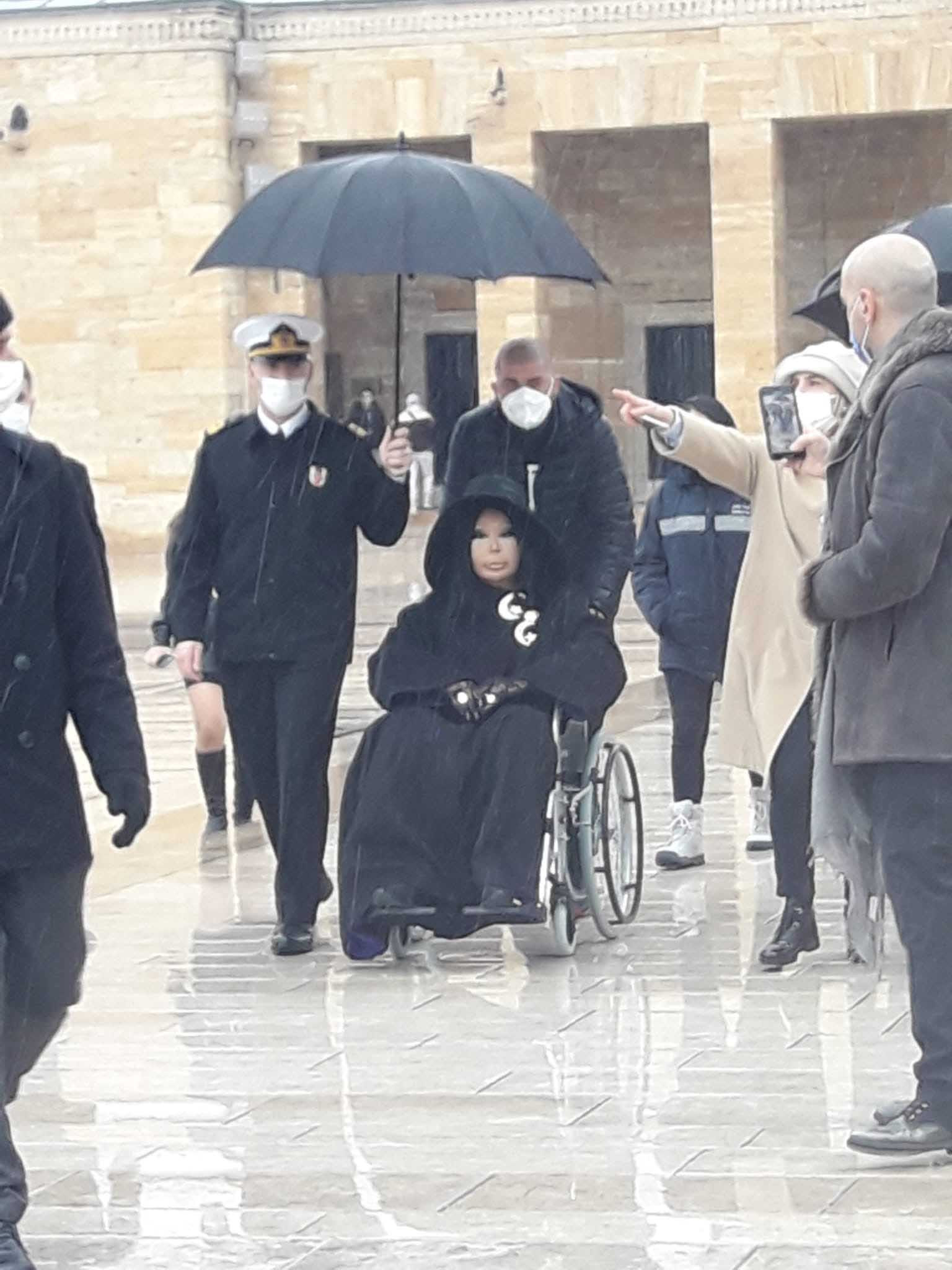 Bülent Ersoy'un Anıtkabir ziyaretinde şemsiyeyi Bahriyeli subay tuttu!