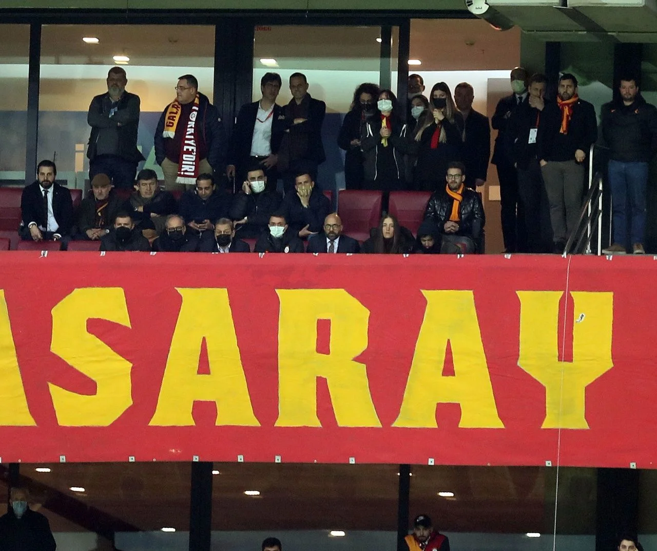 Galatasaray taraftarından yönetim ve futbolculara #DefolGitBurakElmas etiketli protesto...