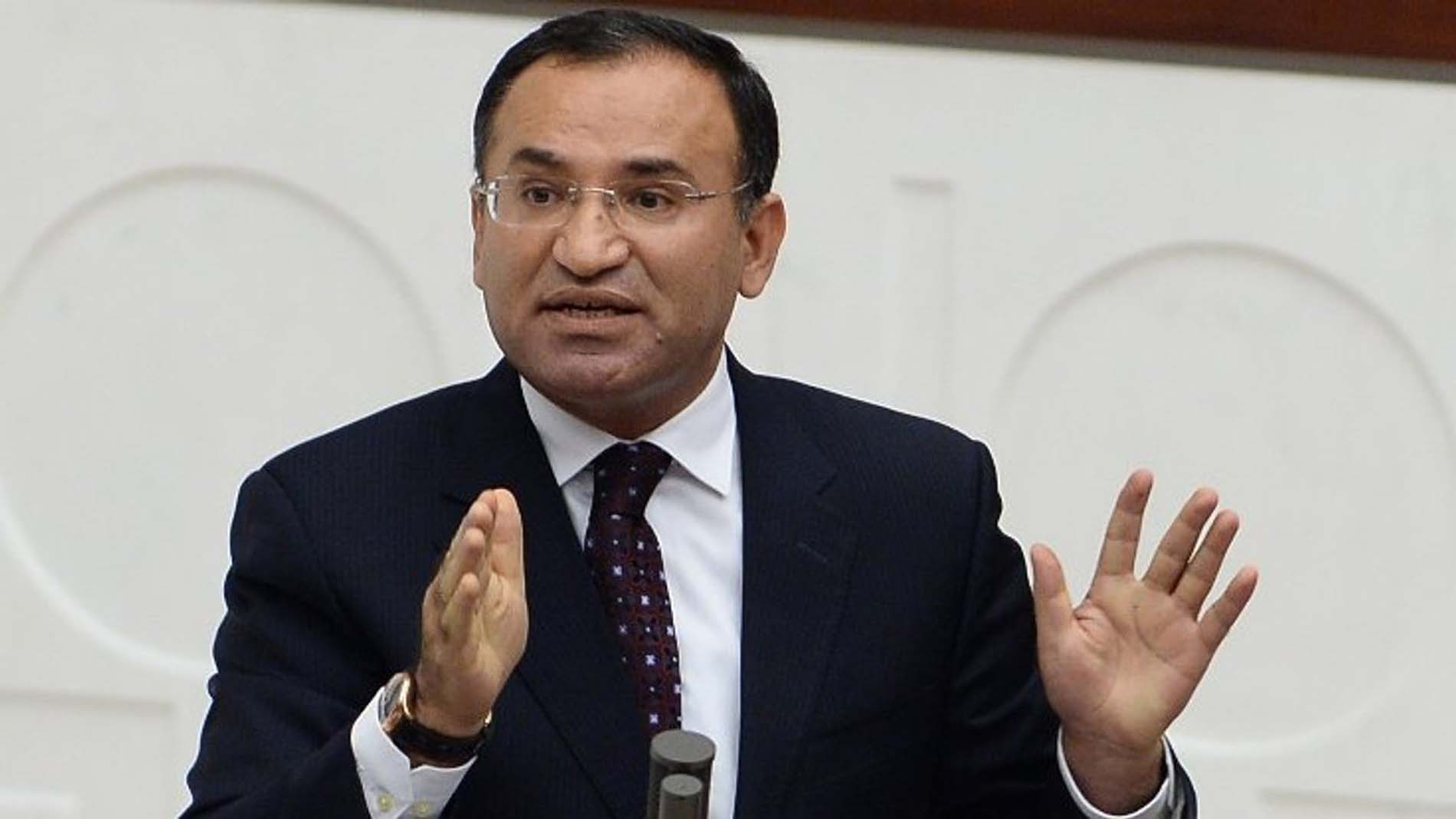 Abdulhamit Gül istifa etti! Yeni Adalet Bakanı Bekir Bozdağ oldu!