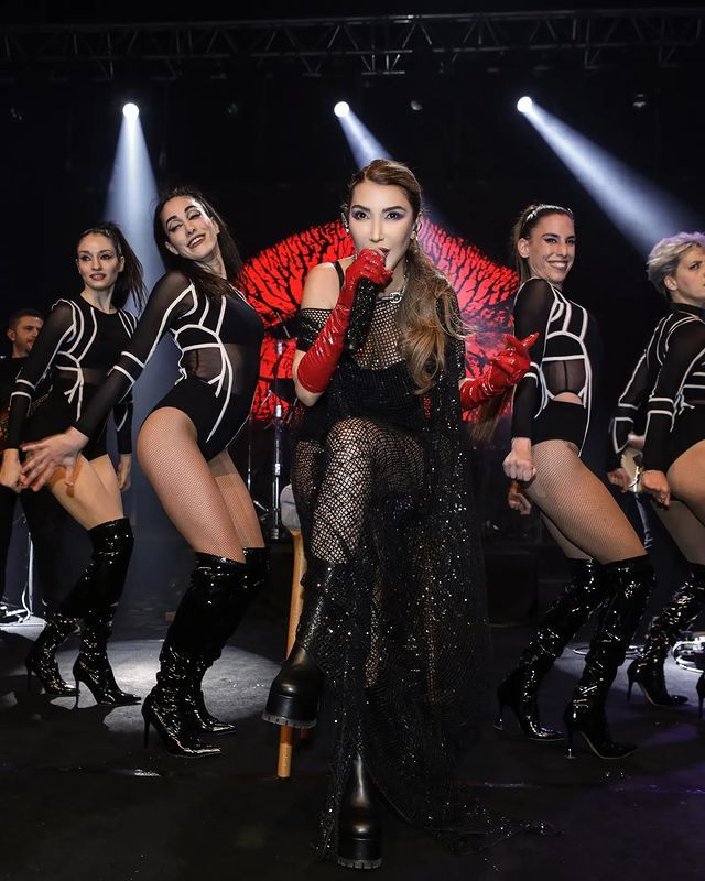 Ayak parmağını kıran Hande Yener sahneye tekerlekli sandalye ve bastonla çıktı