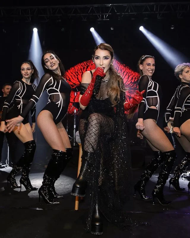 Ayak parmağını kıran Hande Yener sahneye tekerlekli sandalye ve bastonla çıktı