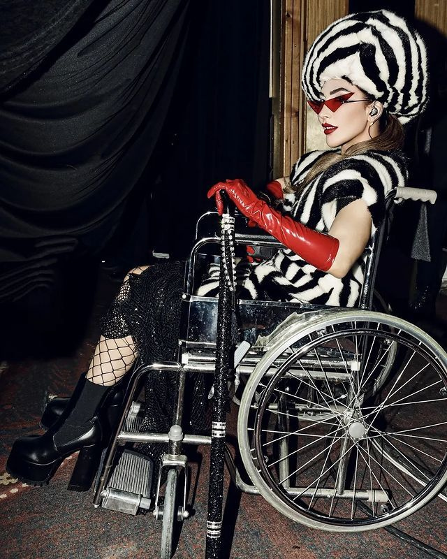 Ayak parmağını kıran Hande Yener sahneye tekerlekli sandalye ve bastonla çıktı