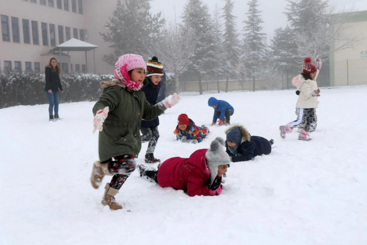 Baharı beklerken kar geldi: 9 ilde okullar tatil edildi!