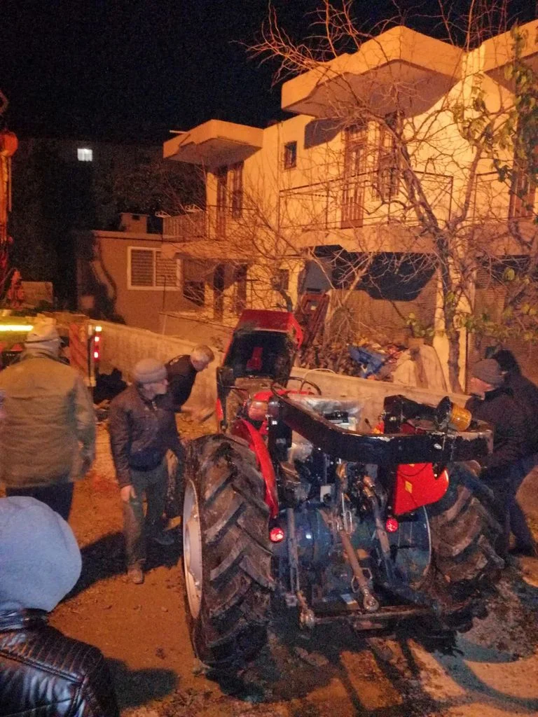 Traktörüyle 12 metrelik kuyuya düştü