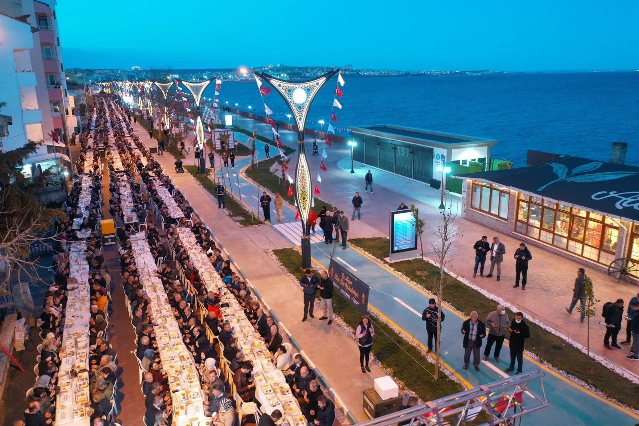 Tekirdağ'da 1 kilometrelik dev iftar sofrası kuruldu