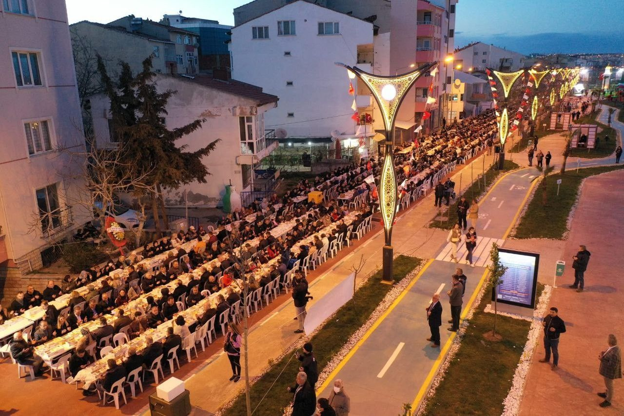Tekirdağ'da 1 kilometrelik dev iftar sofrası kuruldu