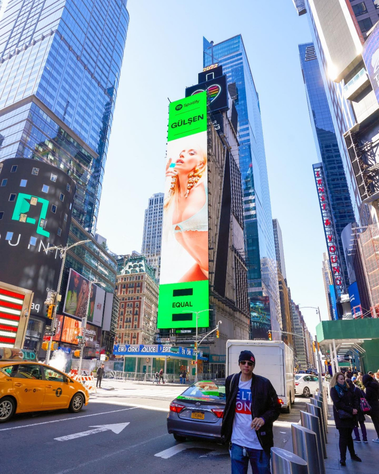 Gülşen, New York Times Square'de Spotify'ın dev reklam panosuda yer aldı