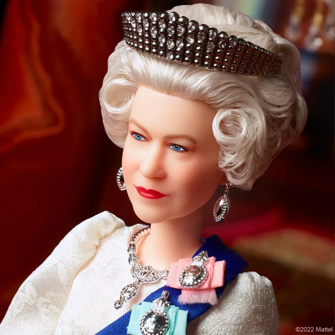 70 yıldır tahtta olan Kraliçe II. Elizabeth'in Barbie bebeği üretildi