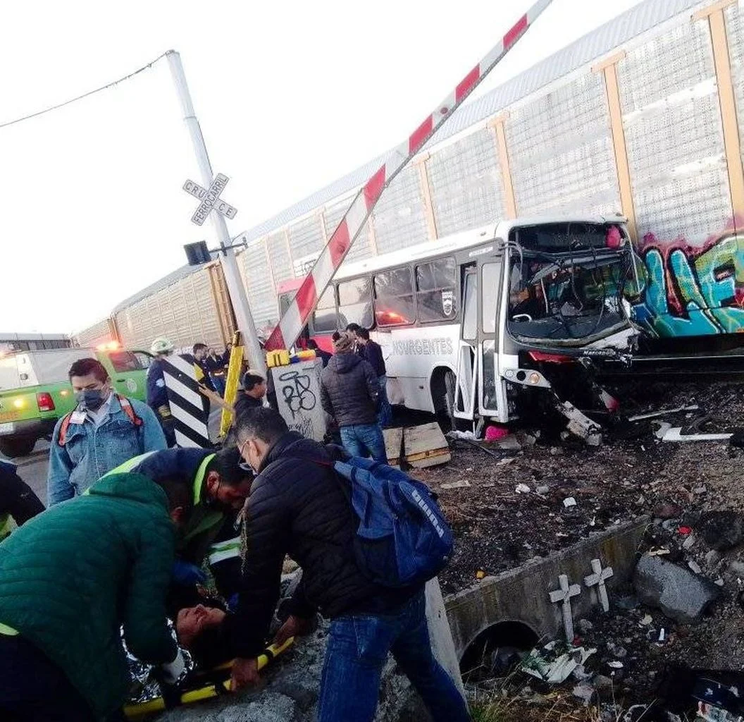 Tren, yolcu otobüsüne çarptı! 1 ölü, çok sayıda yaralı var