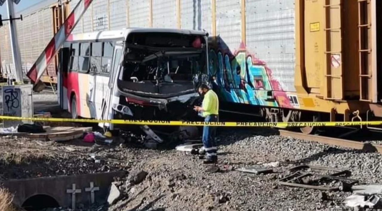 Tren, yolcu otobüsüne çarptı! 1 ölü, çok sayıda yaralı var