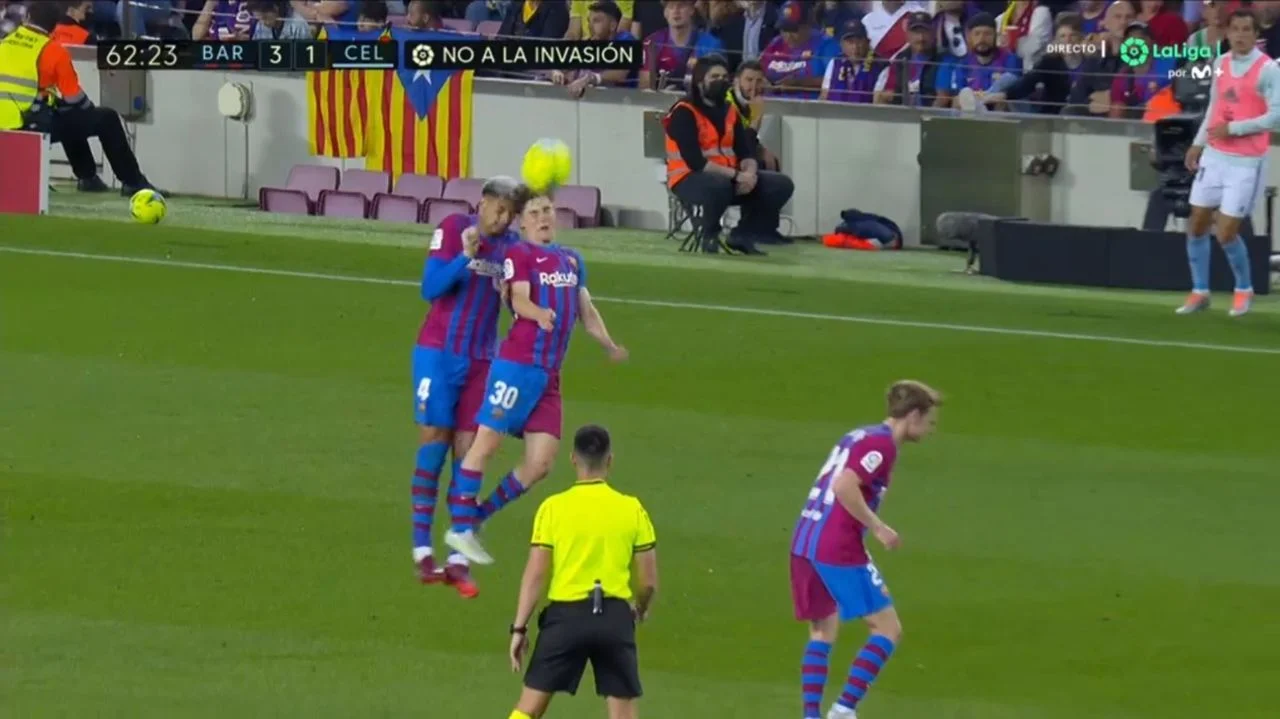 Takım arkadaşıyla kafa kafaya çarpışan Barcelonalı Ronald Araujo beyin sarsıntısı geçirdi