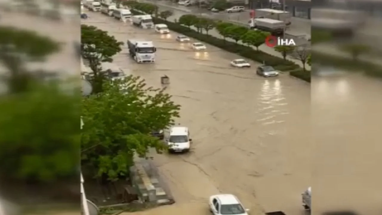 Sağanak yağış birçok şehirde hayatı felç etti! Araçlar sulara gömüldü, iş yerlerini su bastı