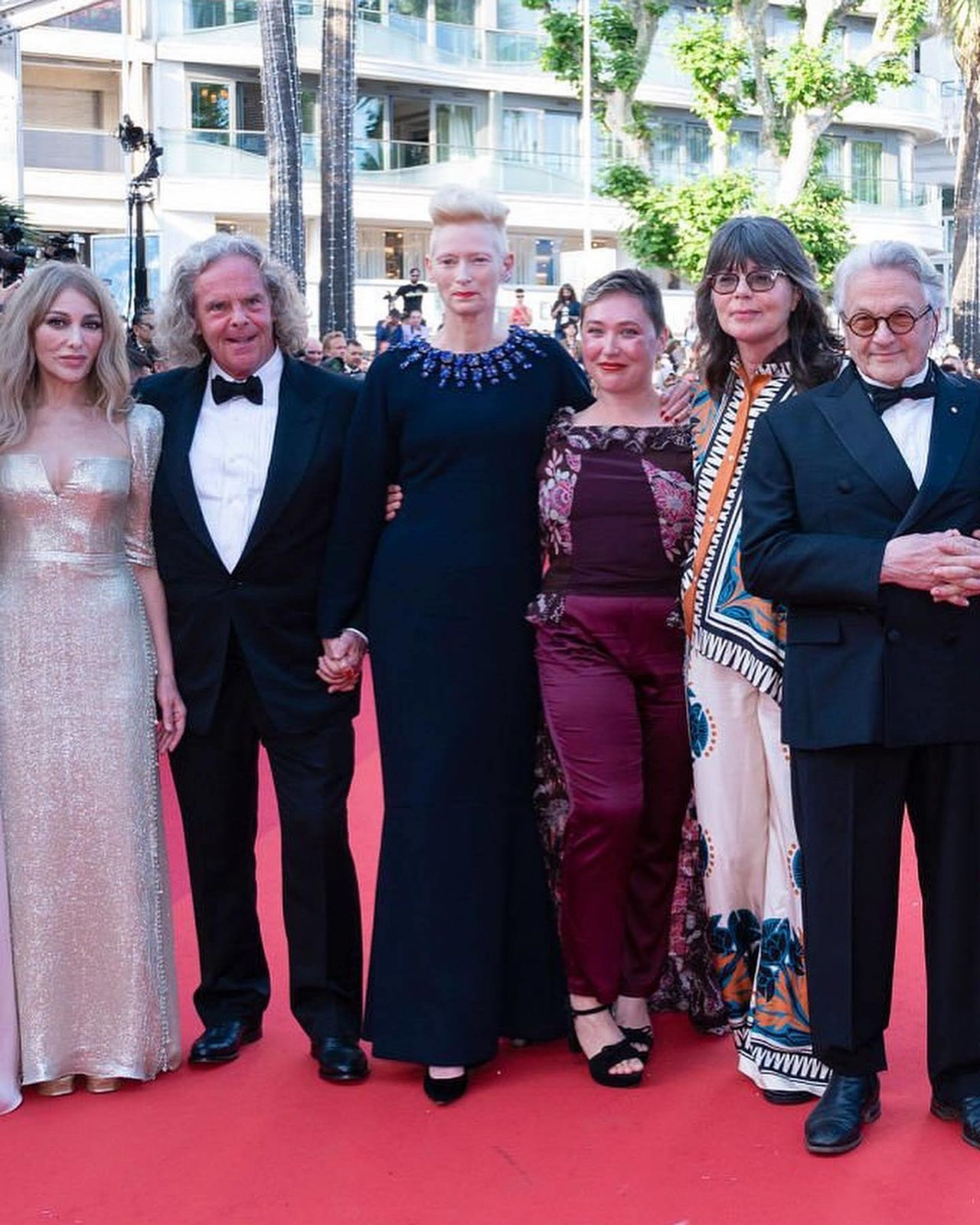 Zerrin Tekindor, Cannes tarzıyla hayran bıraktı! Fit haliyle genç kızlara taş çıkardı