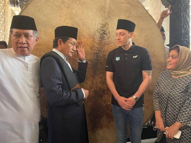 Mesut Özil Cakarta’nın sembollerinden İstiklal Camisi’nde