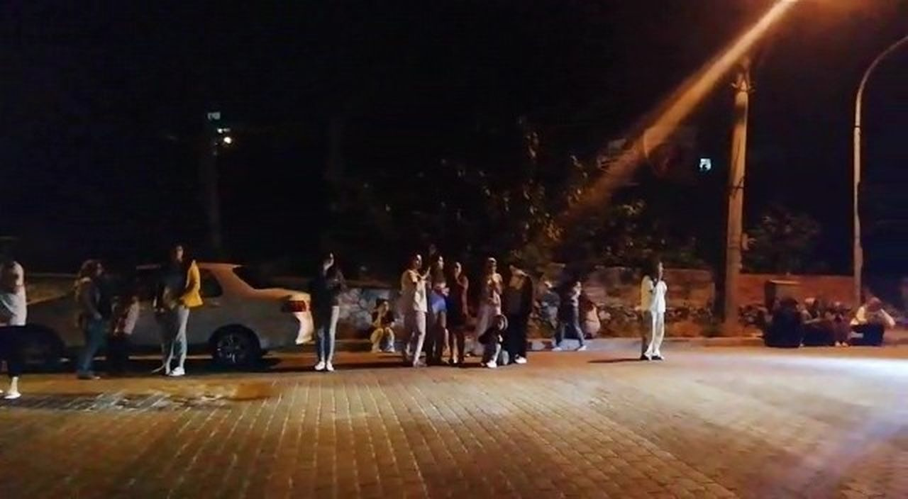 Balıkesir'de 4.1 ve 4.7 büyüklüğündeki depremler vatandaşları sokağa döktü