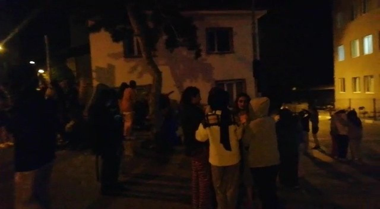 Balıkesir'de 4.1 ve 4.7 büyüklüğündeki depremler vatandaşları sokağa döktü