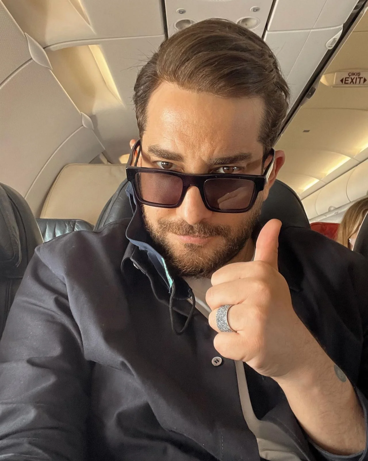 Enis Arıkan, Camdaki Kız ekibinin uçakta gizlice fotoğraflarını çekip yayınladı