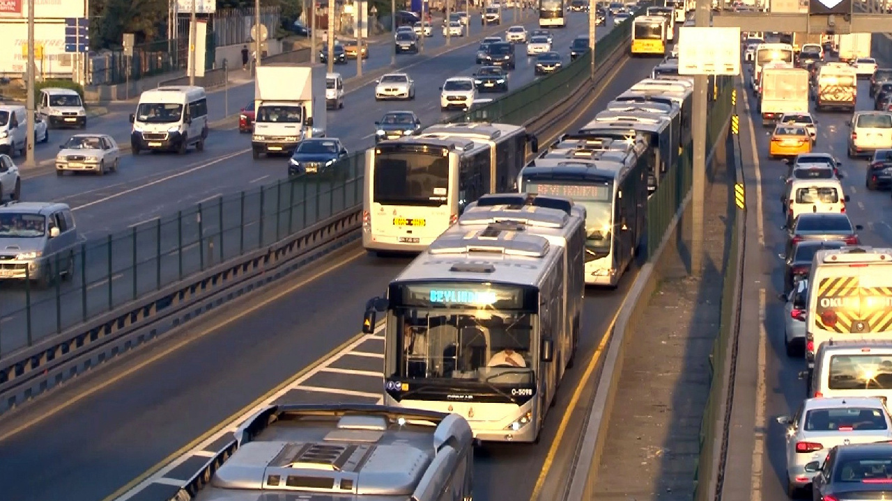 Beylikdüzü’nde metrobüs arızalandı, yolcular duraklara yığıldı