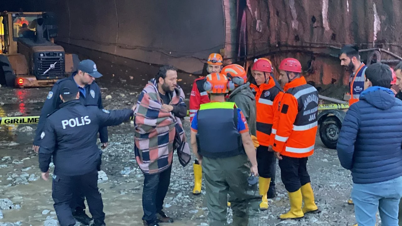 Hızlı tren tünelini sel bastı! Mahsur kalan 3 işçi kurtarıldı