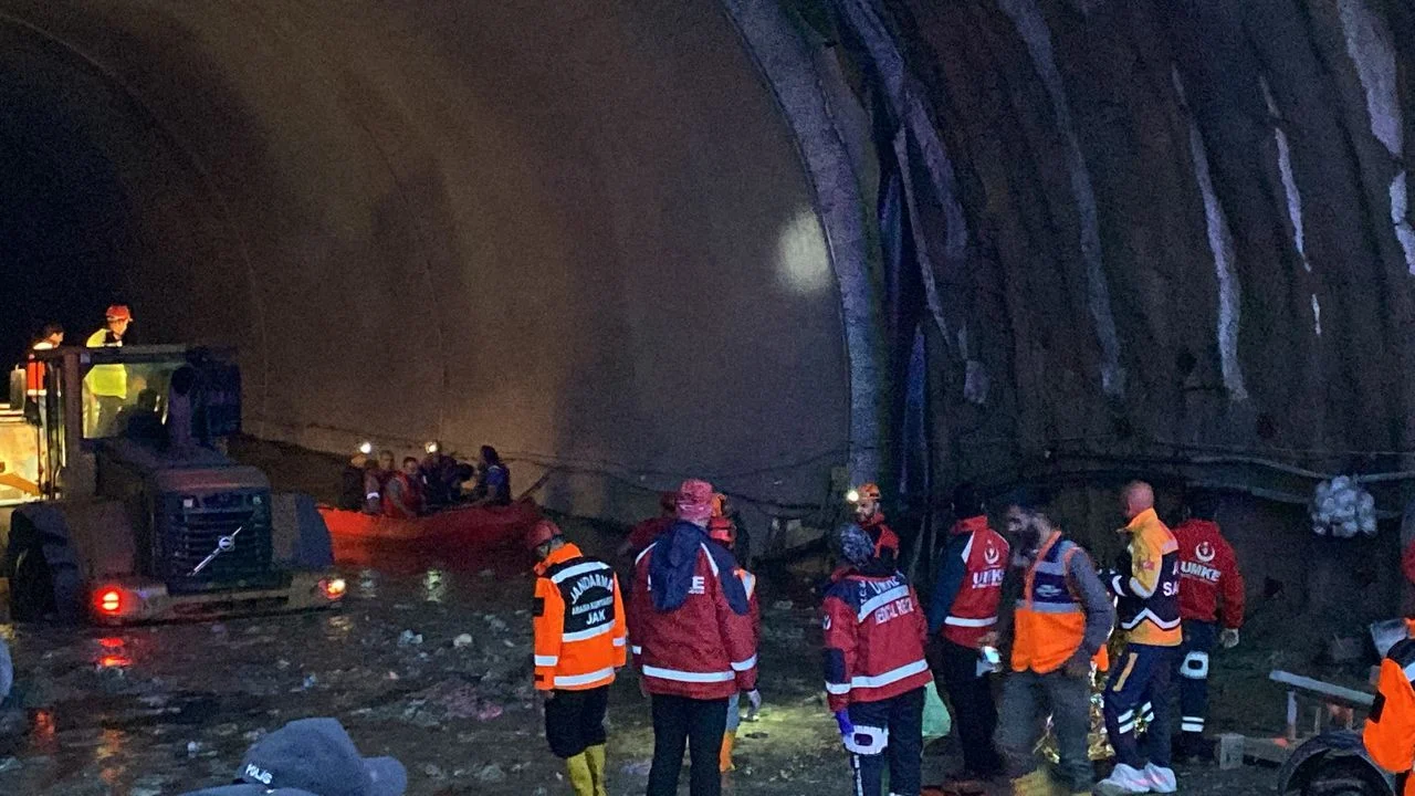 Hızlı tren tünelini sel bastı! Mahsur kalan 3 işçi kurtarıldı