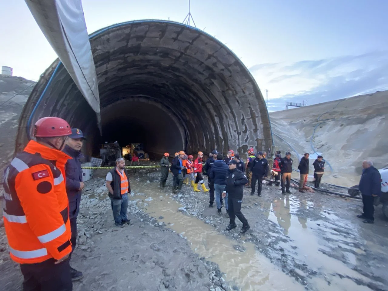 Hızlı tren tünelini sel bastı! Mahsur kalan 3 işçi kurtarıldı