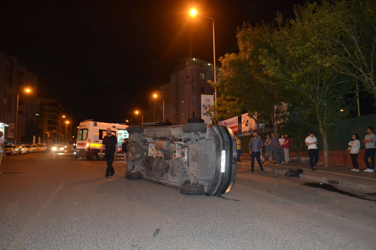 Akşener'in programından dönüyorlardı... İYİ Partilileri taşıyan minibüs devrildi! Yaralı var...