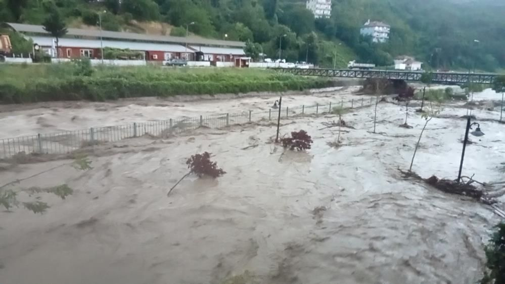 İki köprü çöktü... AFAD'dan Kastamonu'ya uyarı: İş yerlerinizi açmayın, üst katlara çıkın!