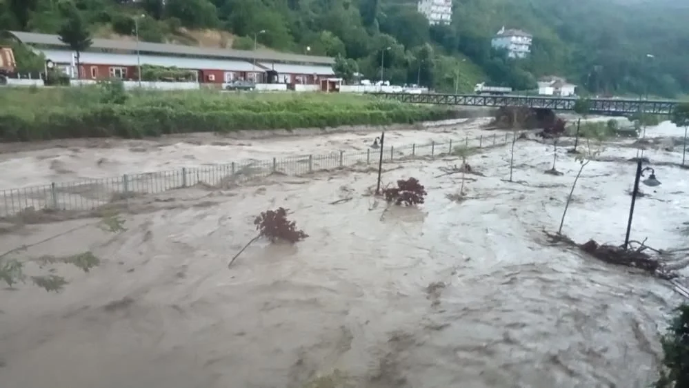 İki köprü çöktü... AFAD'dan Kastamonu'ya uyarı: İş yerlerinizi açmayın, üst katlara çıkın!