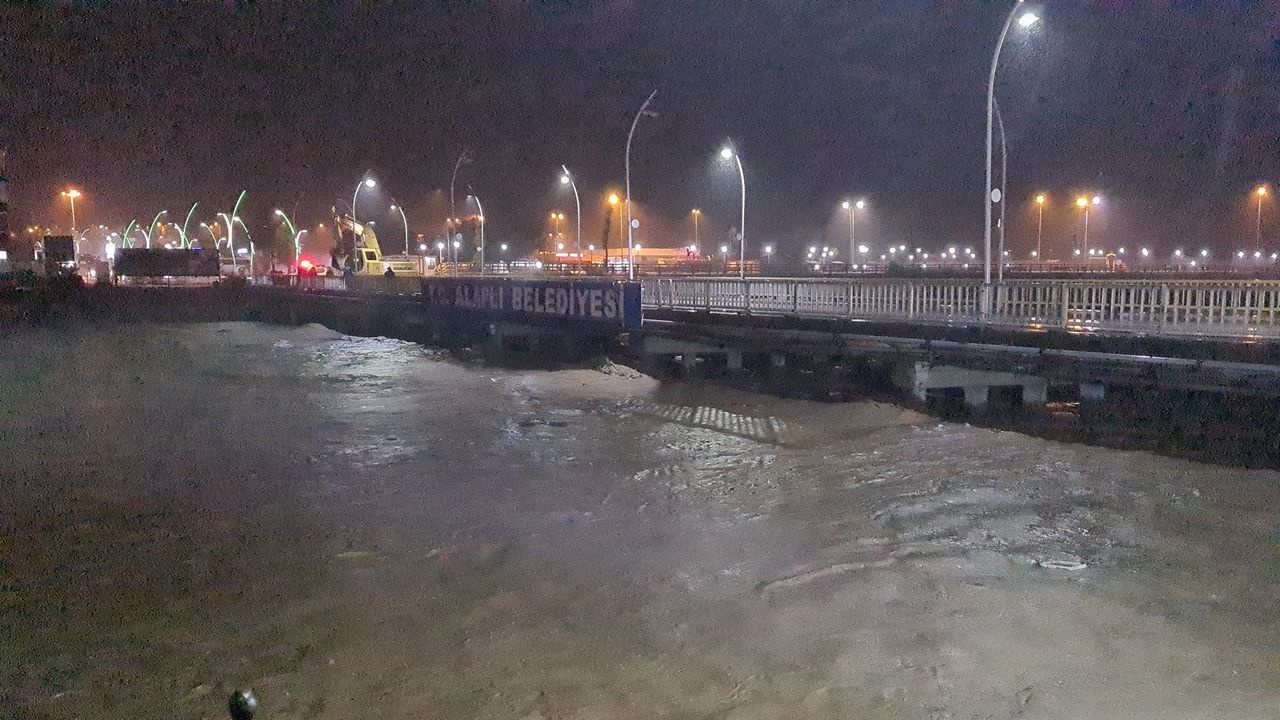 Zonguldak'ta sel alarmı! Alaplı halkı geceyi sel korkusuyla ayakta geçiriyor