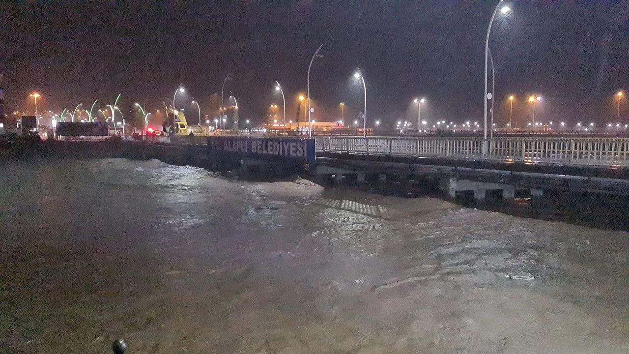 Zonguldak'ta sel alarmı! Alaplı halkı geceyi sel korkusuyla ayakta geçiriyor