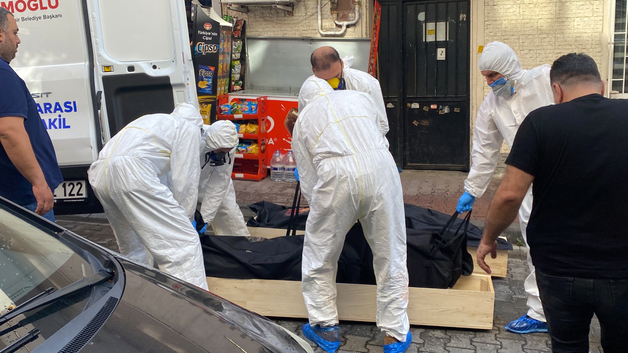 Çifte ölüm! 2 erkek çırılçıplak ve birbirlerine sarılmış halde ölü bulundu