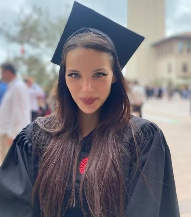 Burcu Özberk: Zamanında yolumuza taş koydular ama çiçeklerle alkışlanarak mezun oldum