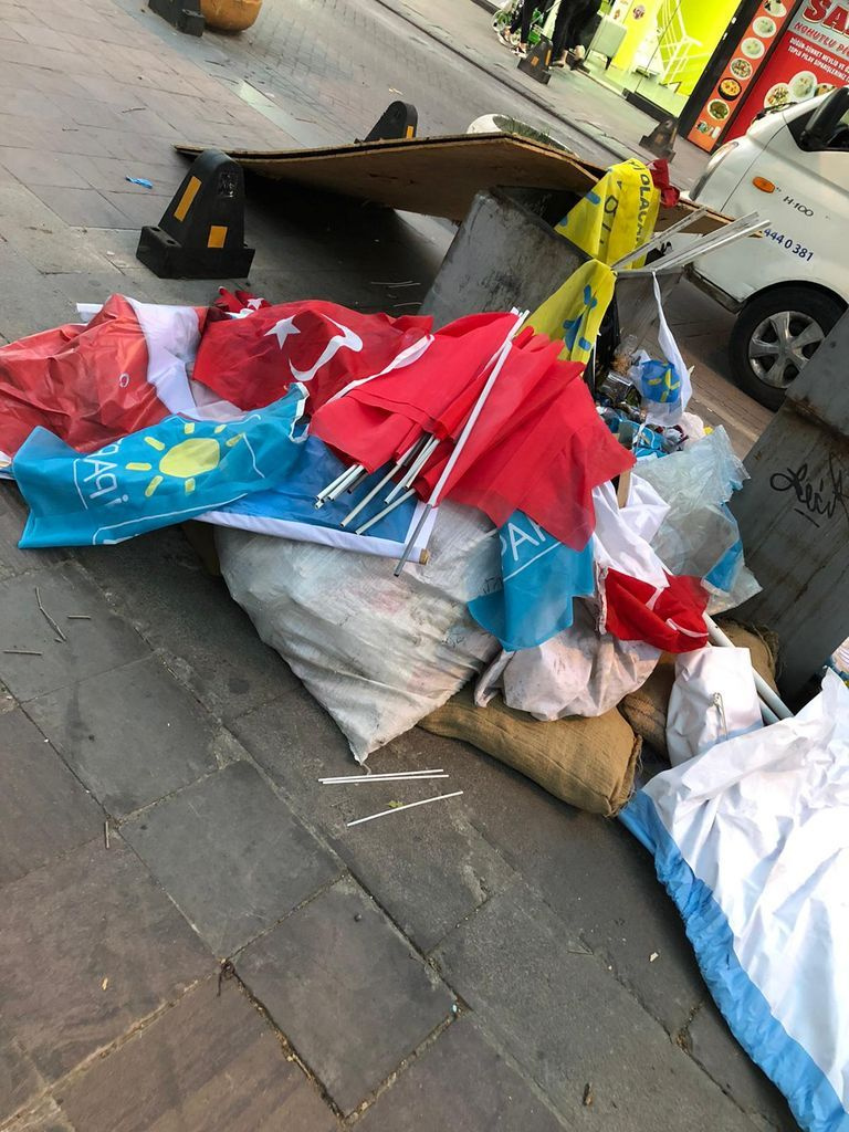 İşte İYİ Parti'nin Türk Bayrağına verdiği değer! Bayrampaşa'daki stant çalışmasının ardından çöpe attılar