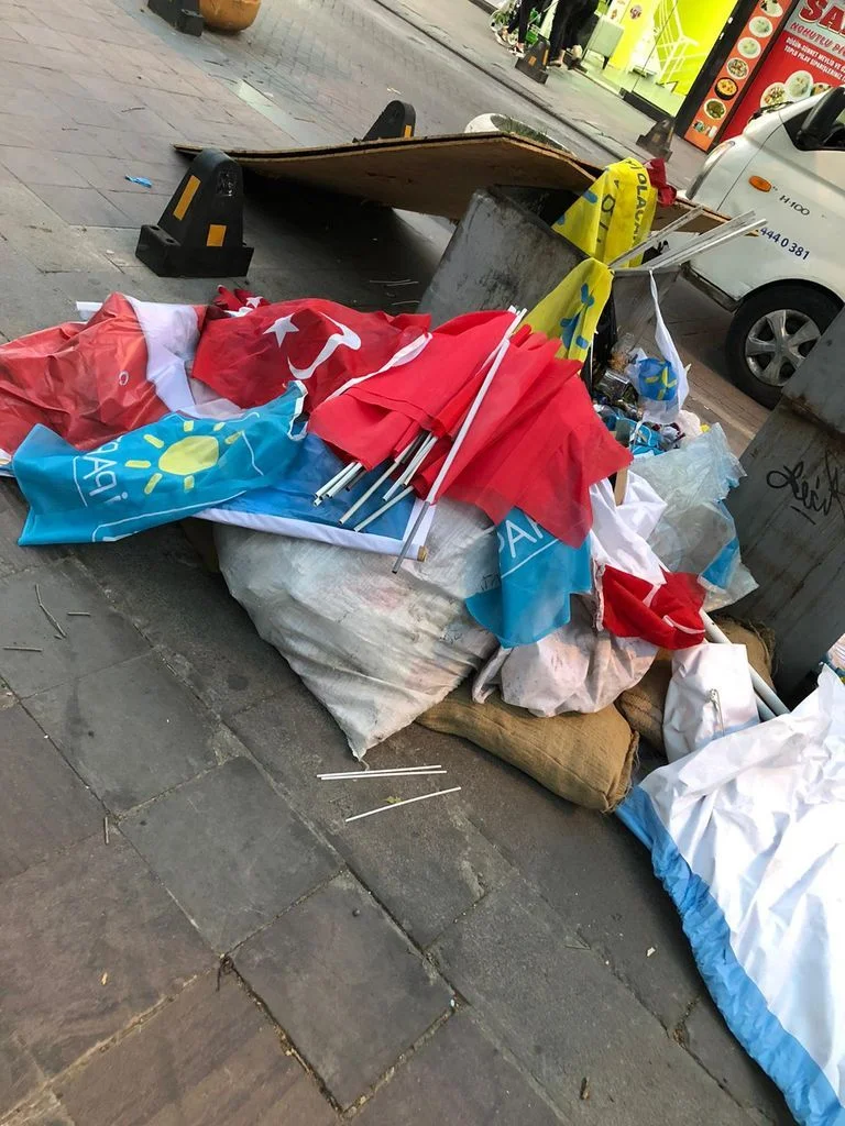 İşte İYİ Parti'nin Türk Bayrağına verdiği değer! Bayrampaşa'daki stant çalışmasının ardından çöpe attılar
