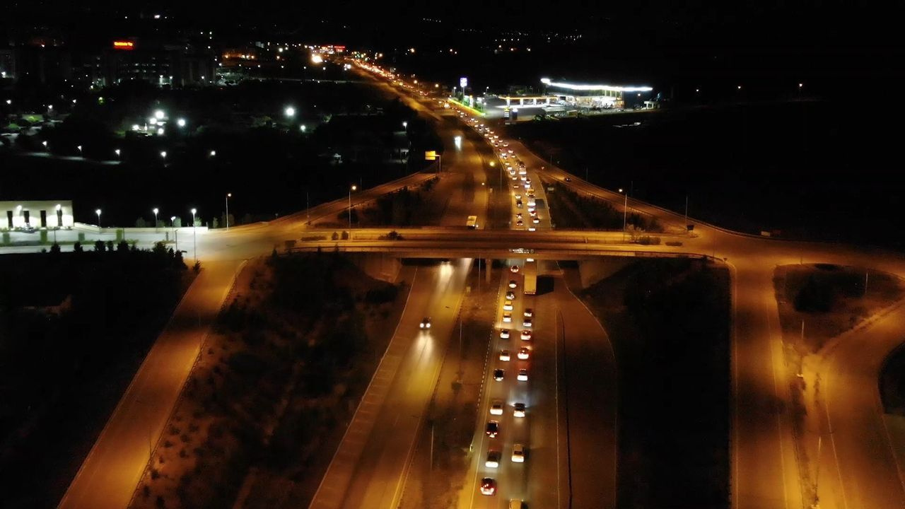 Tatilciler yollara döküldü! 43 ilin geçiş güzergahı gece yarısı 'kilitlendi'