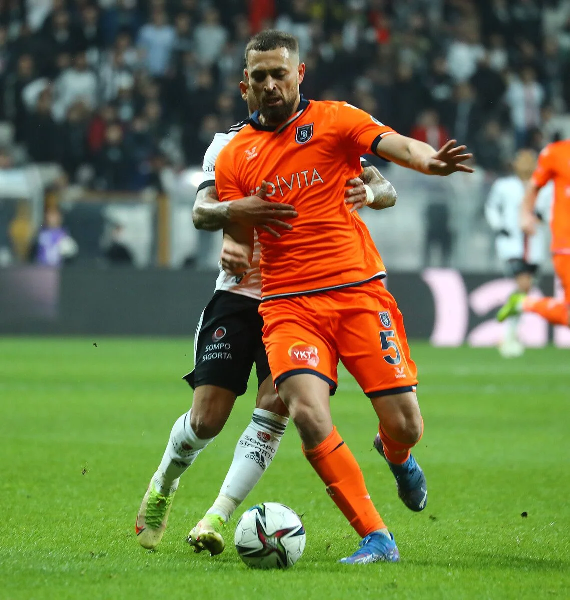 Başakşehir, kiralık olarak takımda olan Leonardo Duarte'yi 4 yıllığına renklerine bağladı