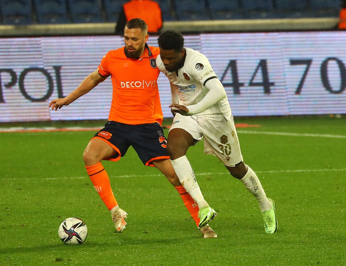 Başakşehir, kiralık olarak takımda olan Leonardo Duarte'yi 4 yıllığına renklerine bağladı