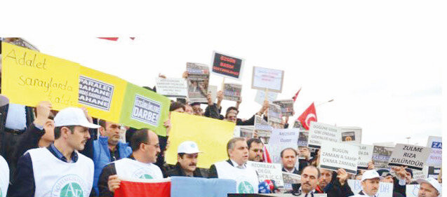 Bylock kullanıcısı olan Ahmet Doğan kapatılan Zaman gazetesi için düzenlenen gösterilerde ön saflardaydı.