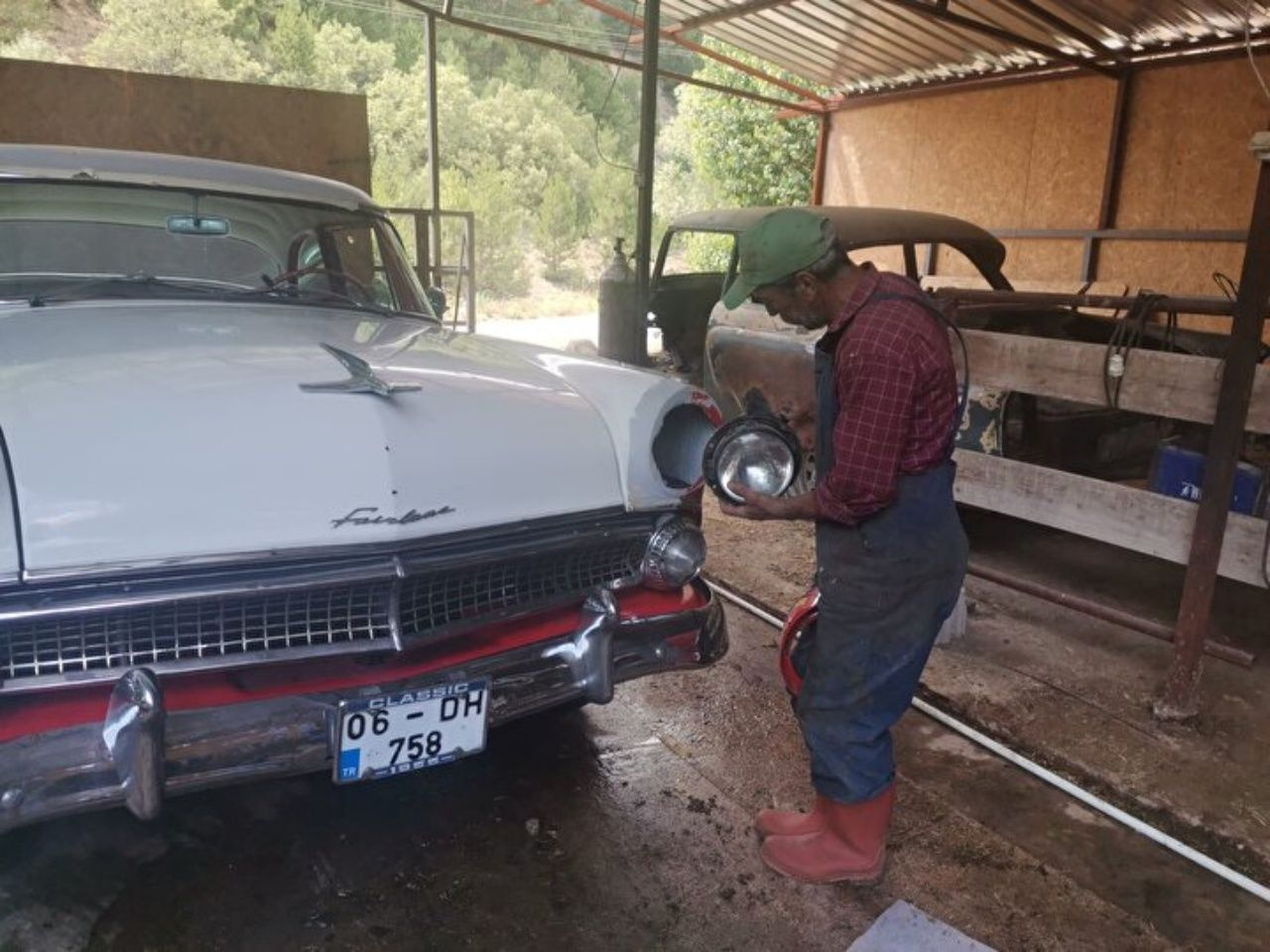 Hayvan besicisi, iskelet halindeki klasik otomobili hayvanlarına baktığı ahırda öyle bir yaptı ki görenler inanamadı