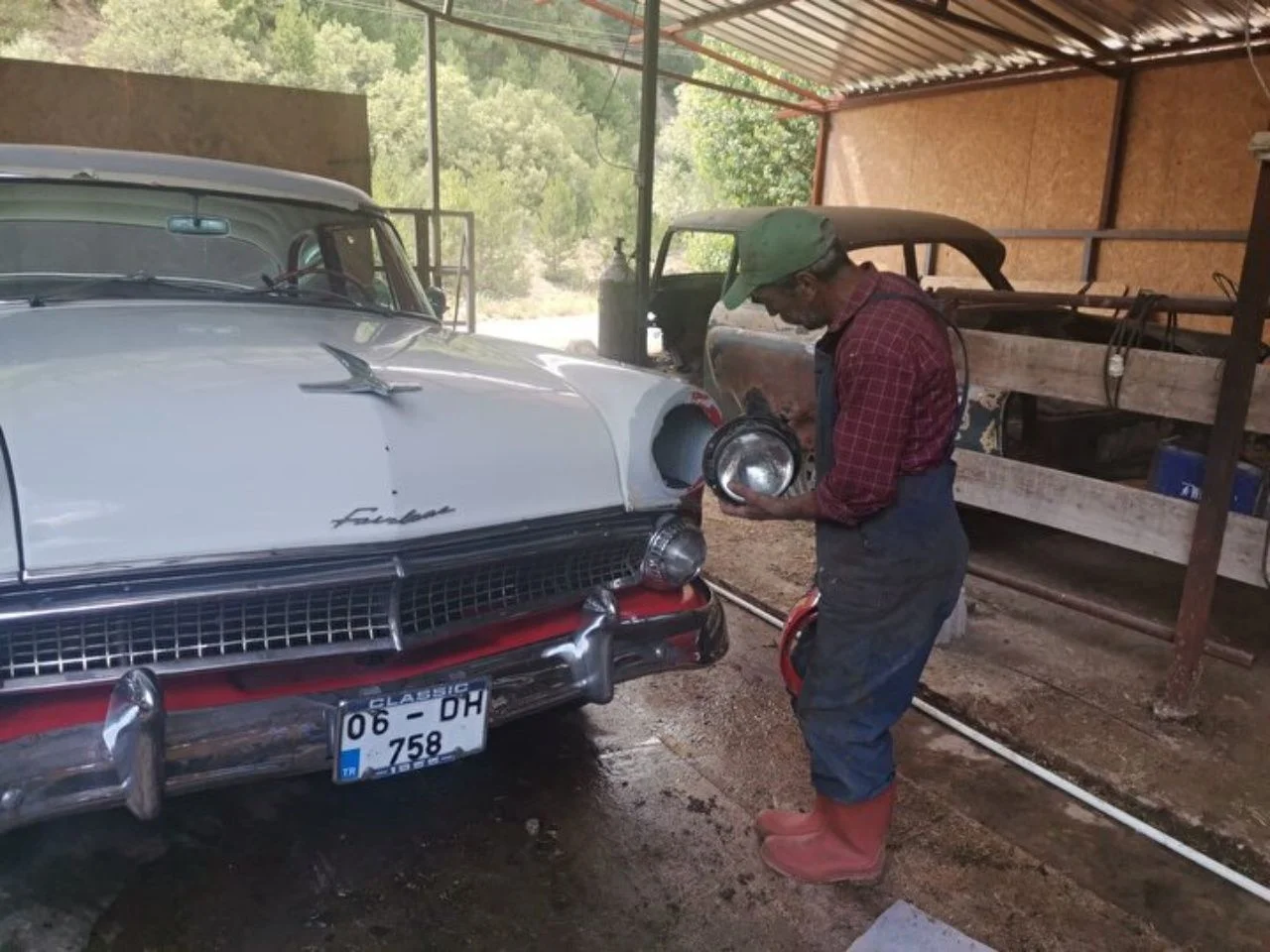 Hayvan besicisi, iskelet halindeki klasik otomobili hayvanlarına baktığı ahırda öyle bir yaptı ki görenler inanamadı