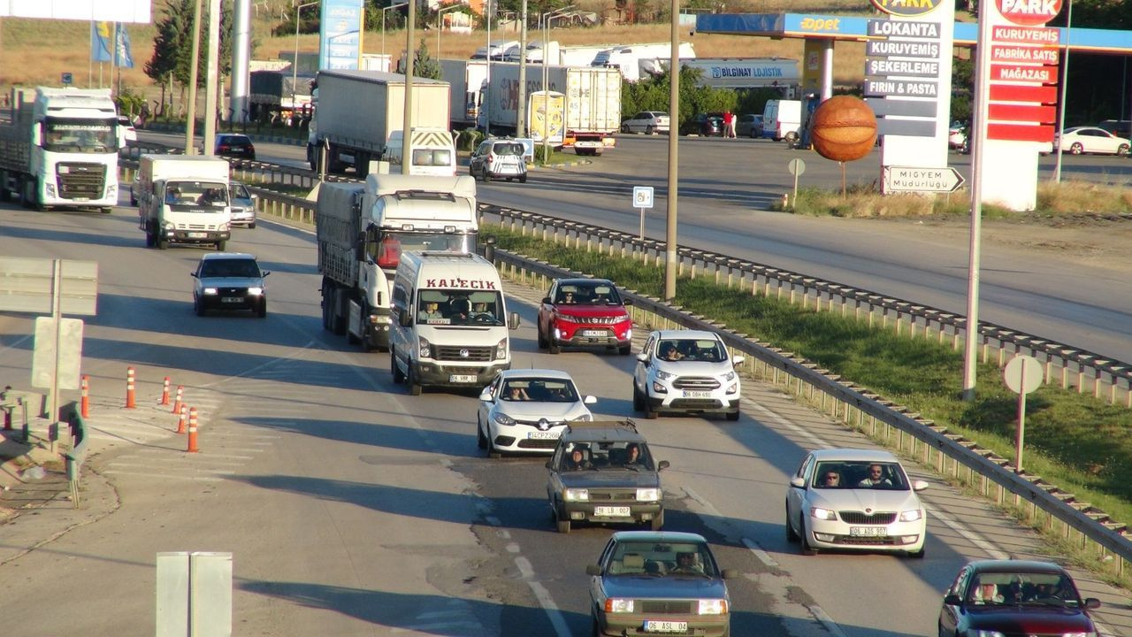 Tatil dönüşü çilesi! 'Kilit kavşak' Kırıkkale'de bayram dönüşü yoğunluğu yaşanıyor