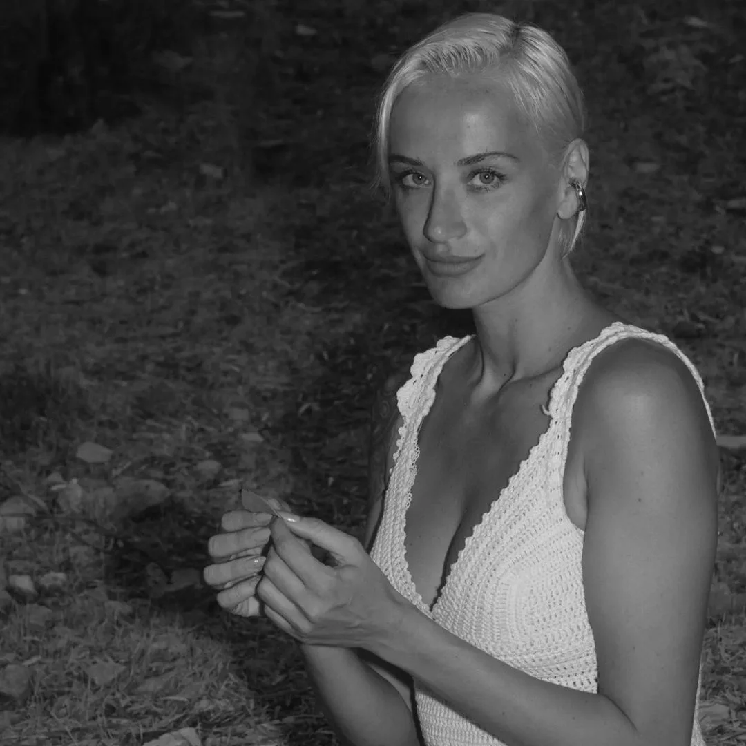 Didem Soydan derin göğüs dekoltesi ve mini şortuyla baş döndürdü
