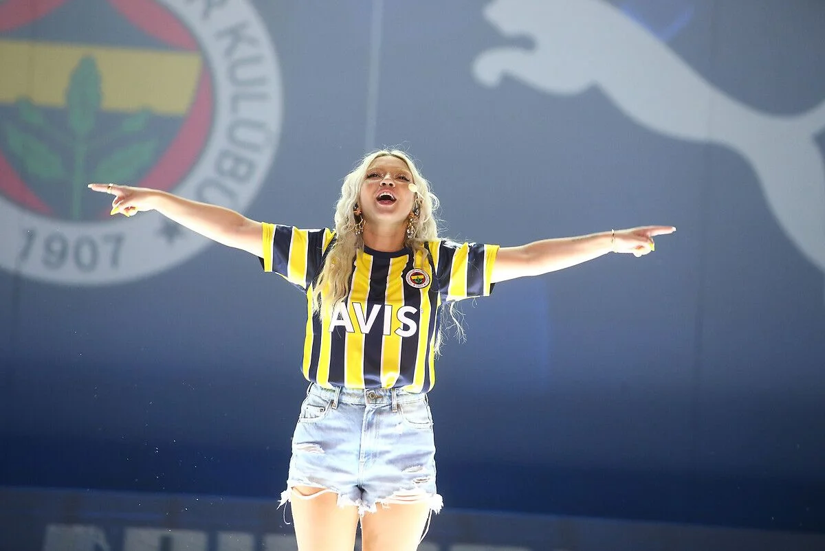 Fenerbahçe'nin yeni sezon forma lansmanı yapıldı: Ece Seçkin muhteşem performansıyla geceye damga vurdu