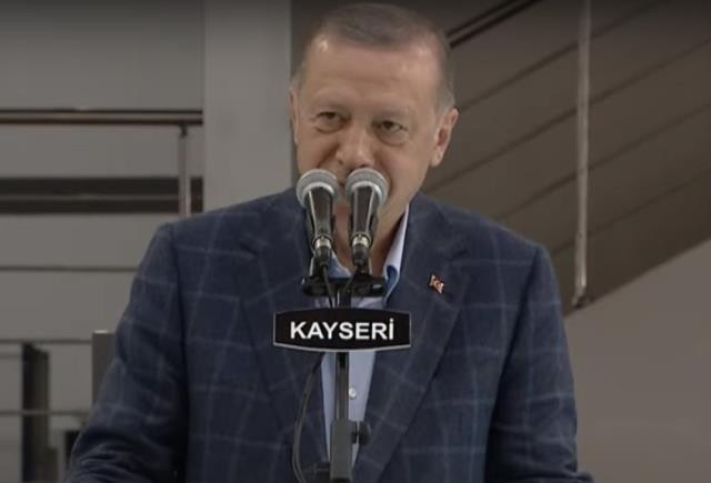 Fabrika işçileriyle buluşan Erdoğan, salonda açılan pankarta kayıtsız kalamadı