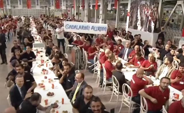 Fabrika işçileriyle buluşan Erdoğan, salonda açılan pankarta kayıtsız kalamadı
