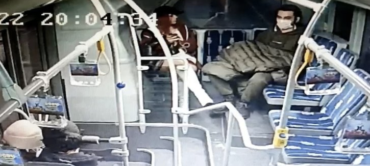 Metrobüste taciz skandalı! Genç kadın farkedince tekmeler havada uçuştu